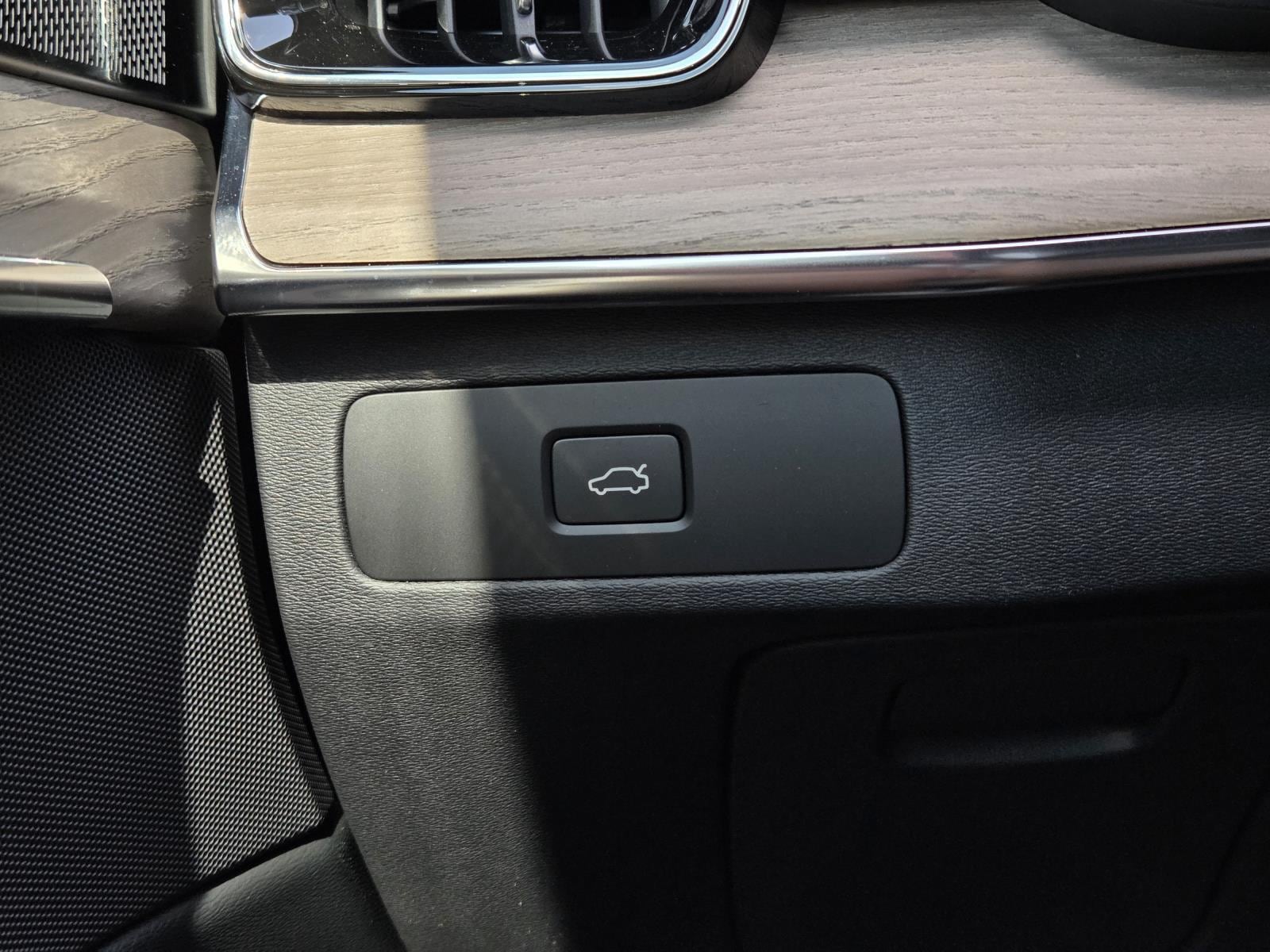 2026 Volvo XC90 Plus - Photo 24