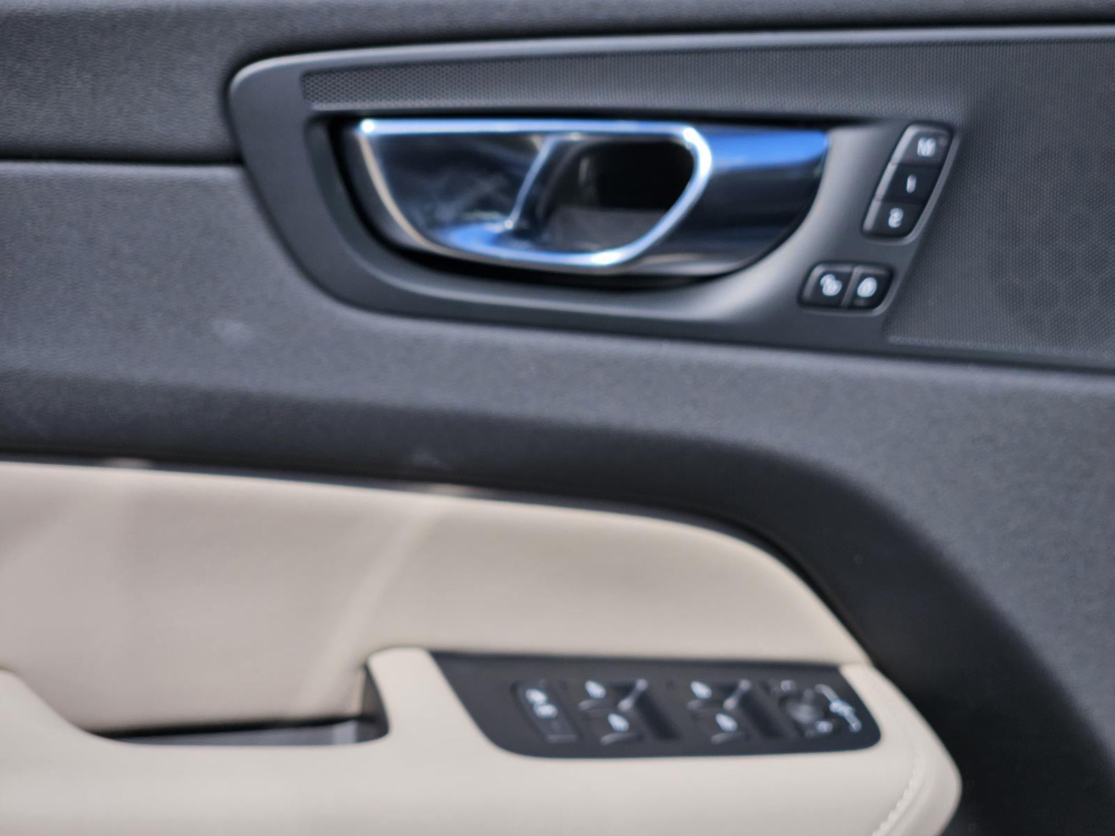 2026 Volvo XC60 Plus - Photo 25