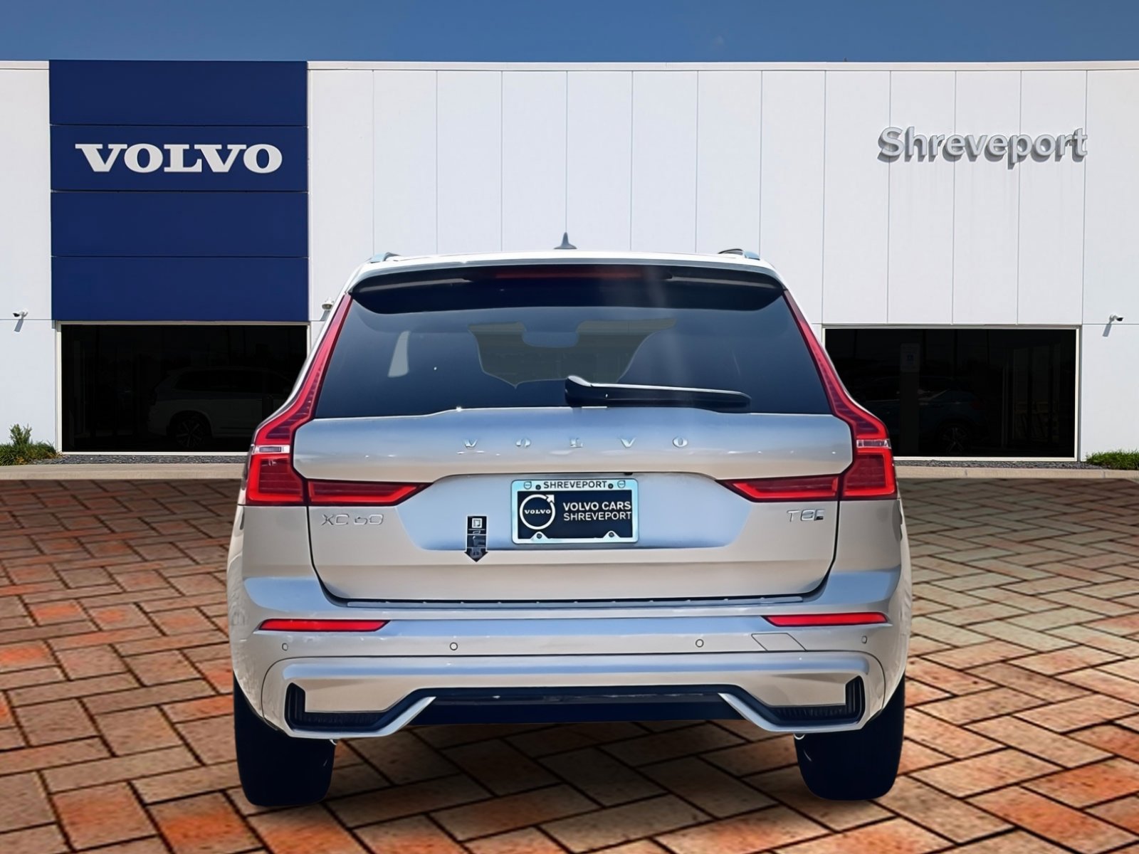 2025 Volvo XC60 Hybrid Core T8 photo 3
