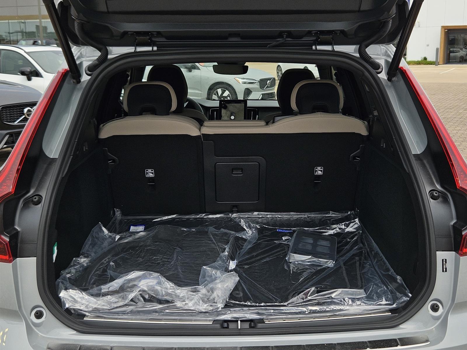 2026 Volvo XC60 Plus - Photo 11