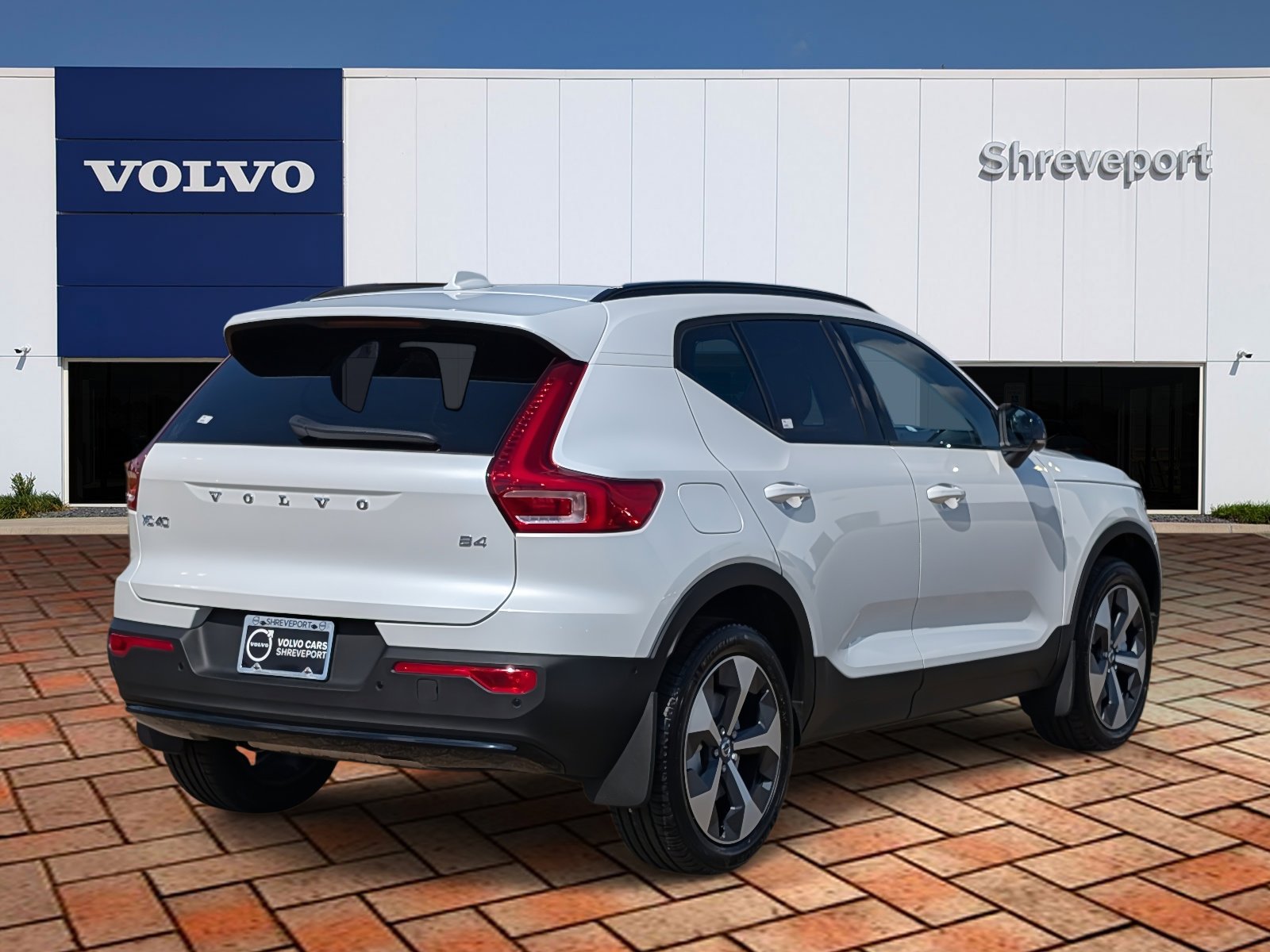 2026 Volvo XC40 Plus photo 3