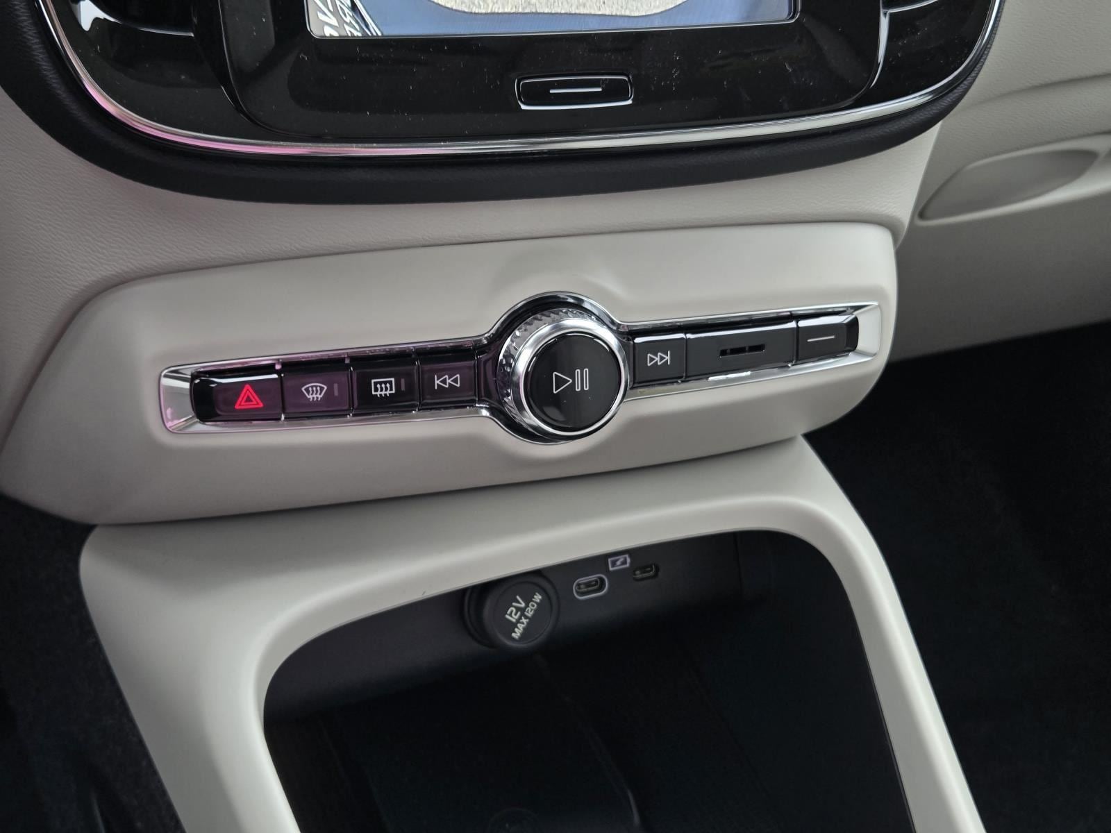 2026 Volvo XC40 Plus - Photo 18