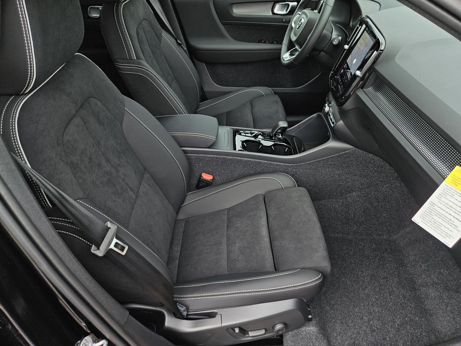 2026 Volvo XC40 Ultra Black Edition - Photo 35