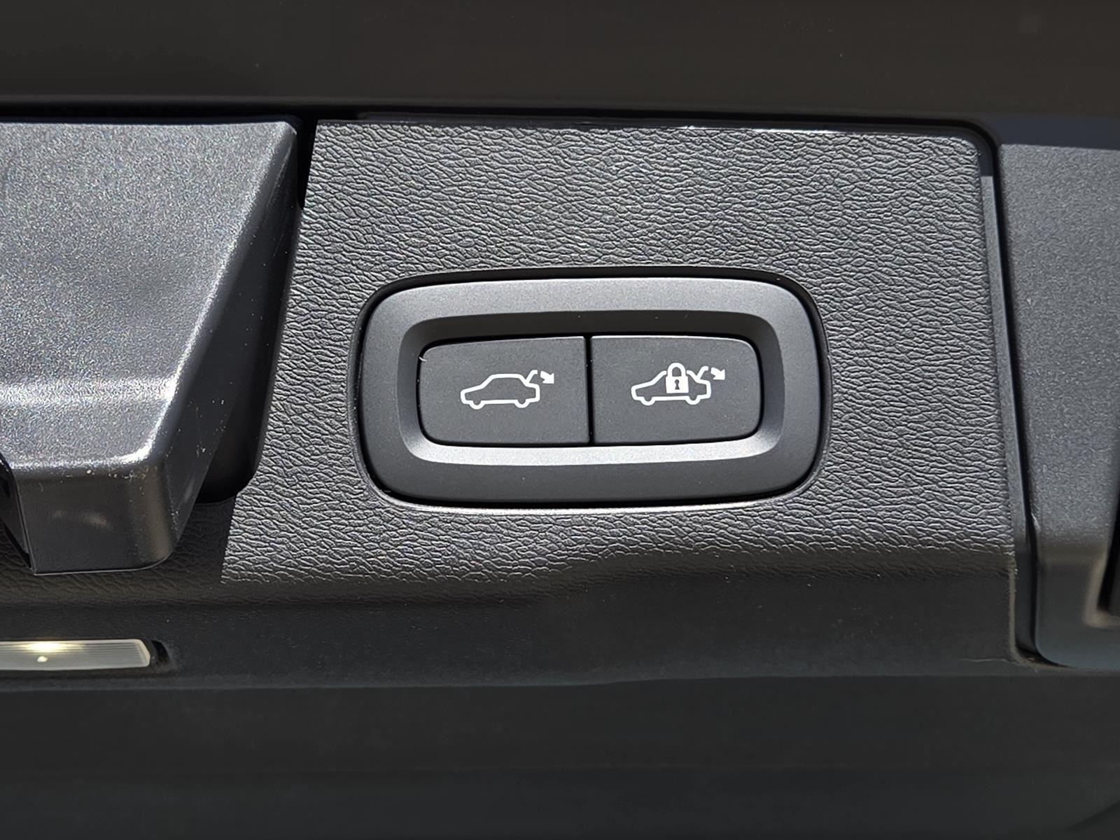 2026 Volvo XC60 Plus - Photo 12