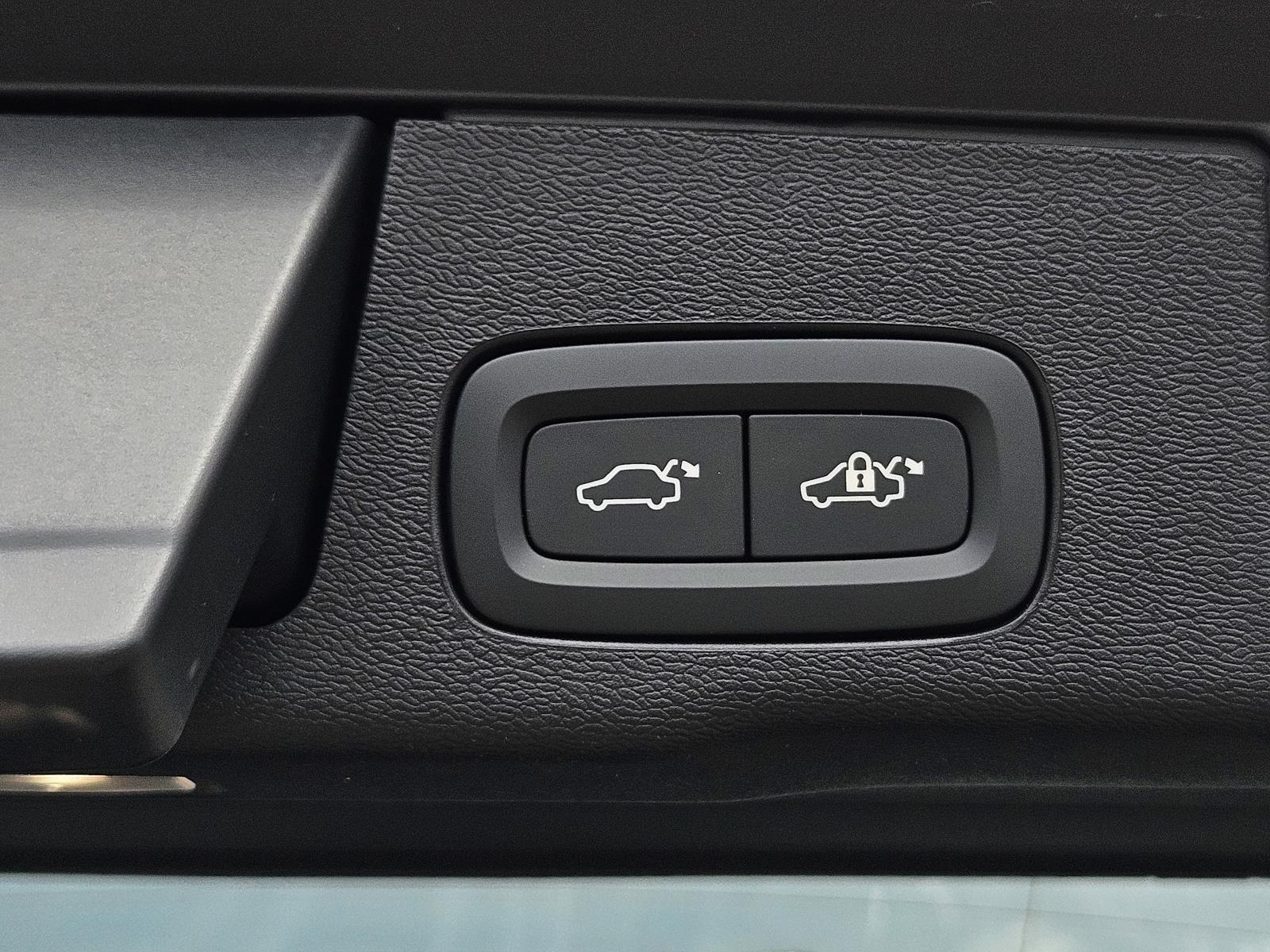 2026 Volvo XC60 Plus - Photo 12