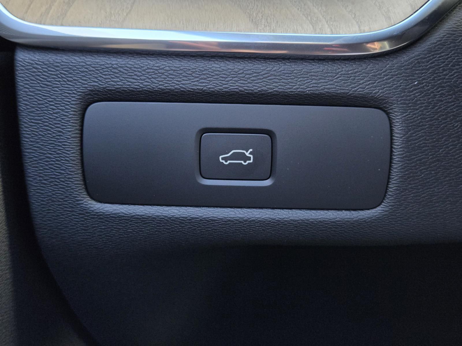 2026 Volvo XC60 Plus - Photo 14