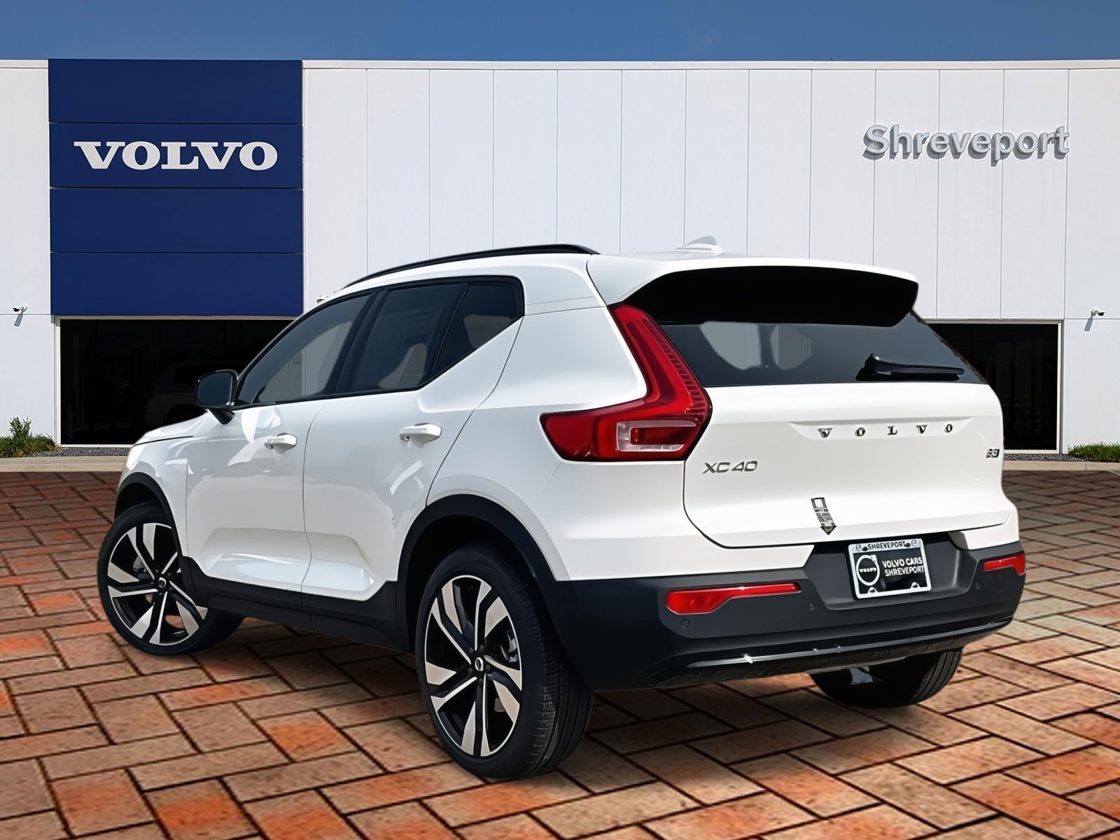 2025 Volvo XC40 AWD Plus photo 3