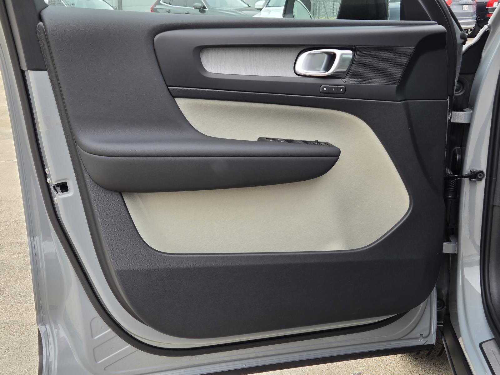 2026 Volvo XC40 Plus - Photo 20