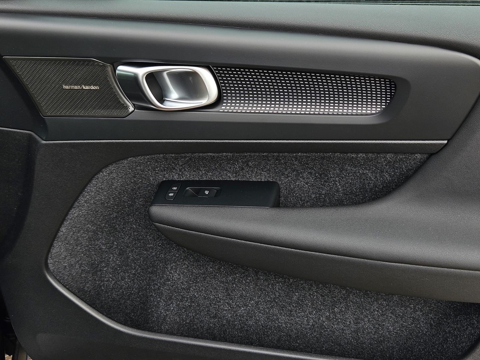 2026 Volvo XC40 Ultra Black Edition - Photo 37