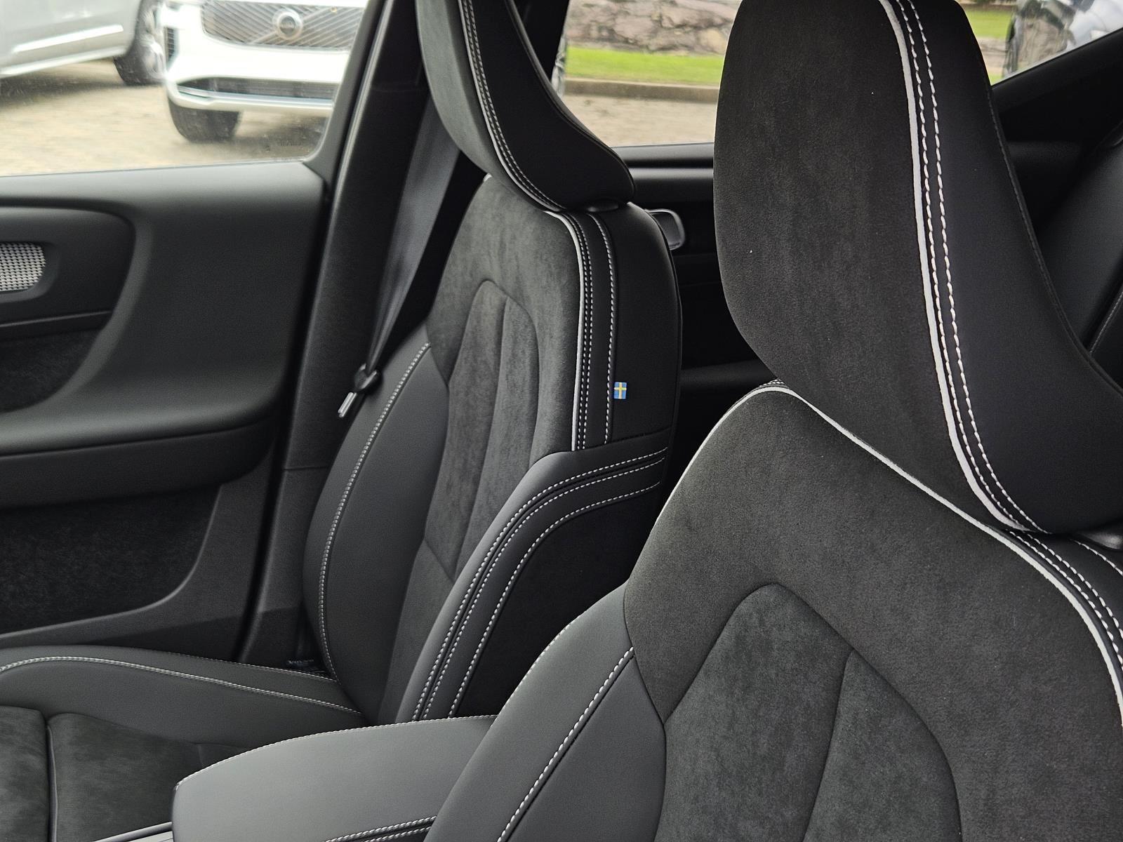 2026 Volvo XC40 Ultra Black Edition - Photo 23