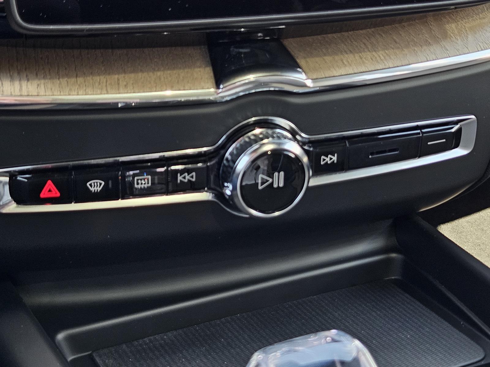 2026 Volvo XC60 Plus - Photo 20