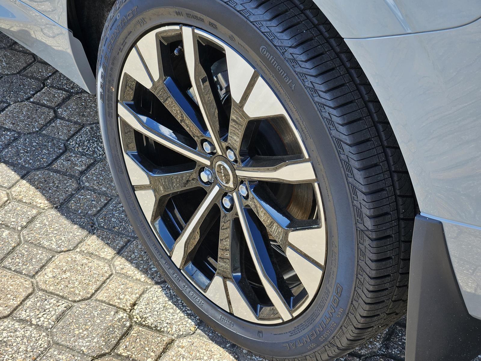 2026 Volvo XC60 Plus - Photo 11