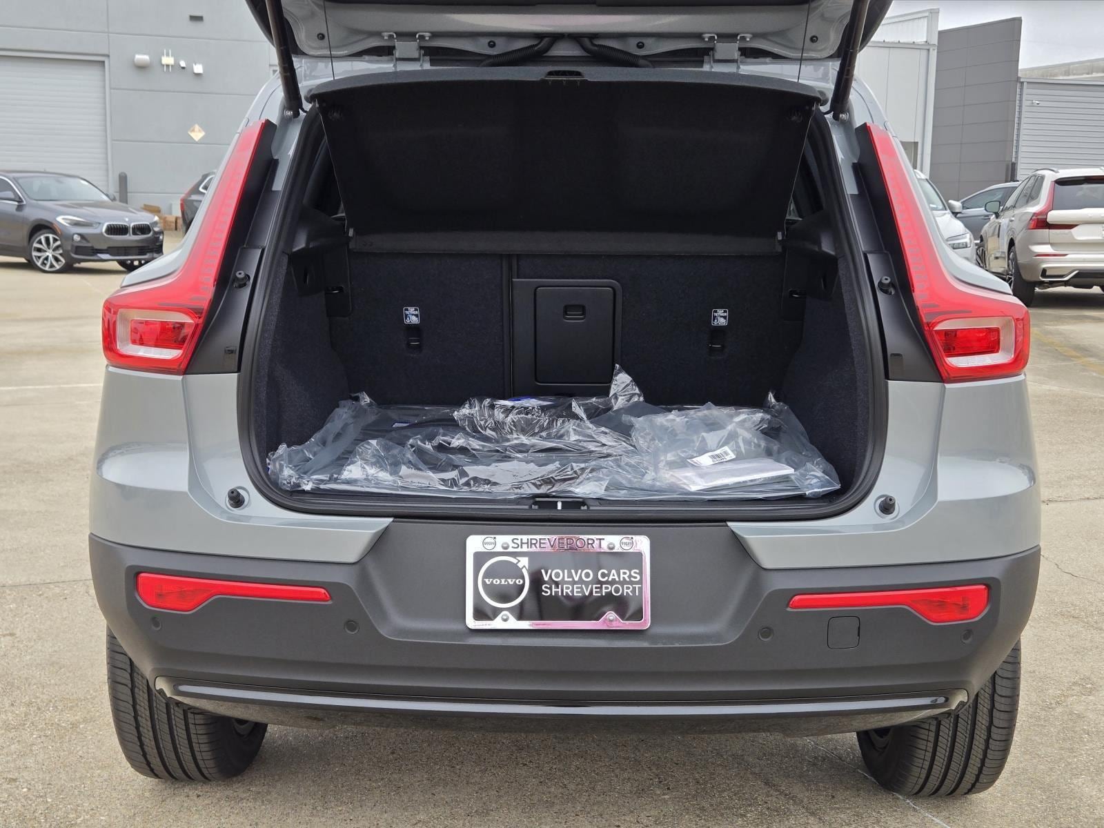 2026 Volvo XC40 Plus - Photo 11