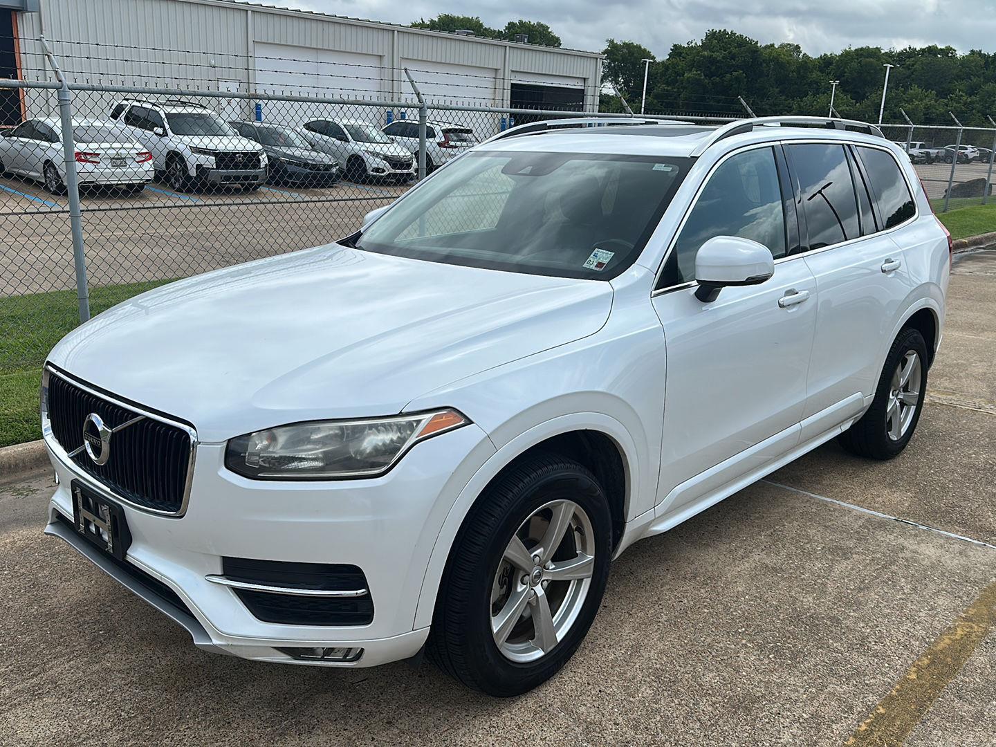 2016 Volvo XC90 T5 FWD Momentum's photo