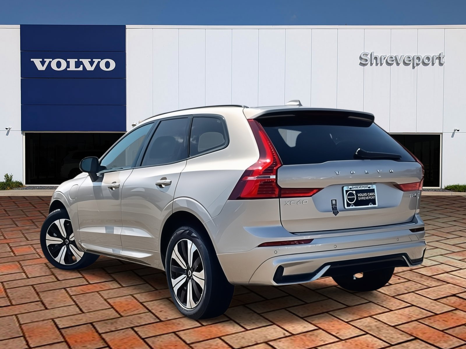2025 Volvo XC60 Hybrid Core T8 photo 2