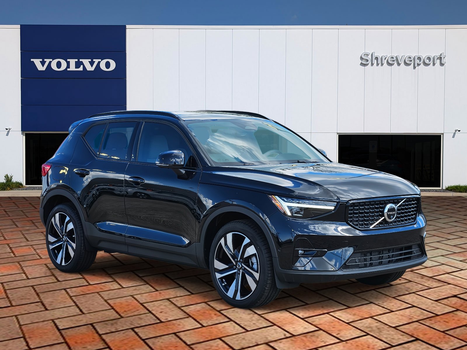 2025 Volvo XC40 AWD photo 2