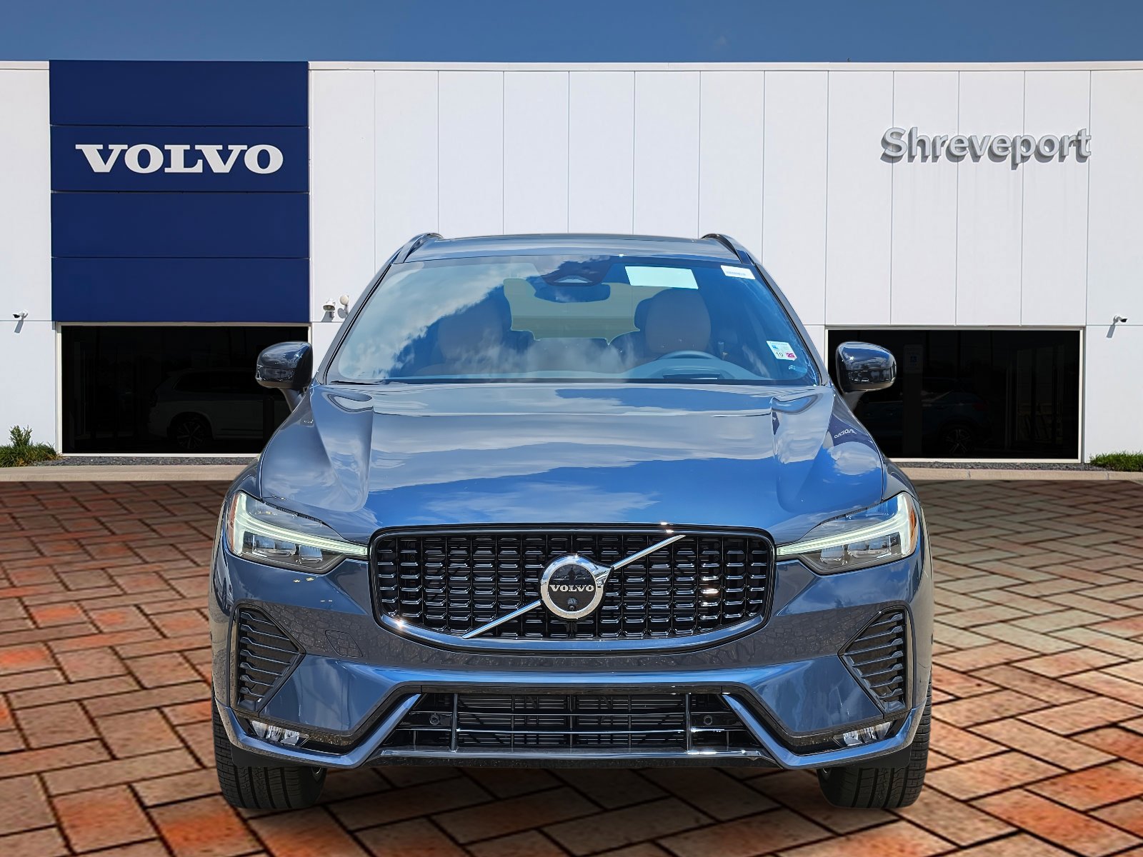 2025 Volvo XC60 B5 photo 2