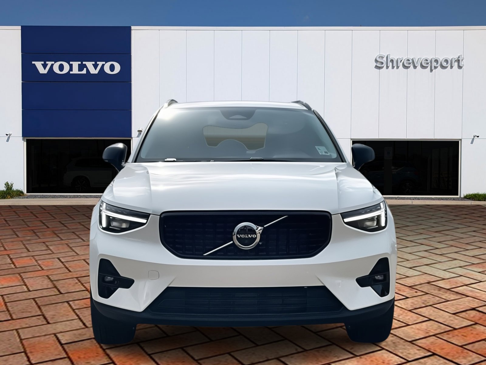 2025 Volvo XC40 AWD Plus photo 2