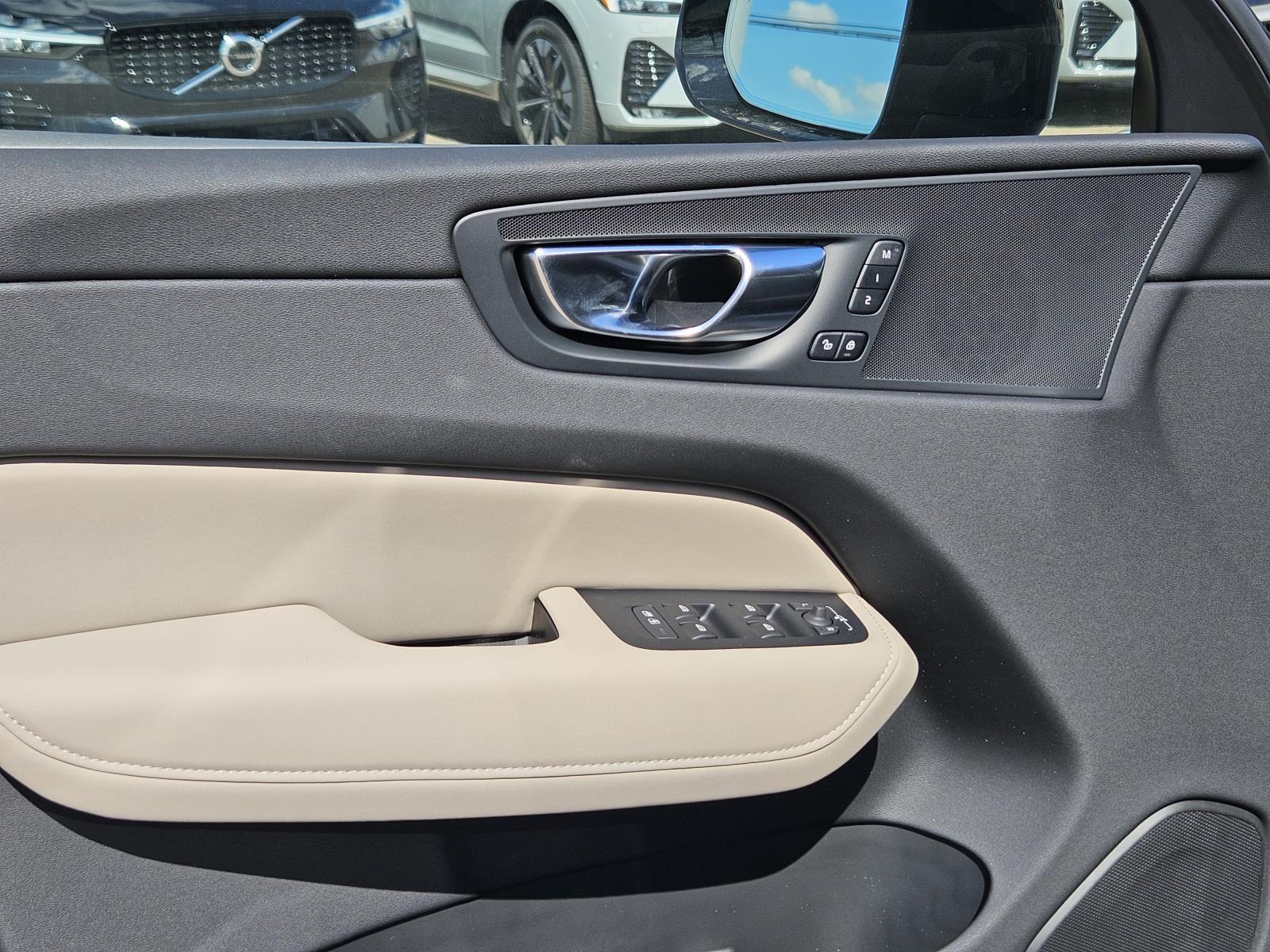 2026 Volvo XC60 Plus - Photo 24