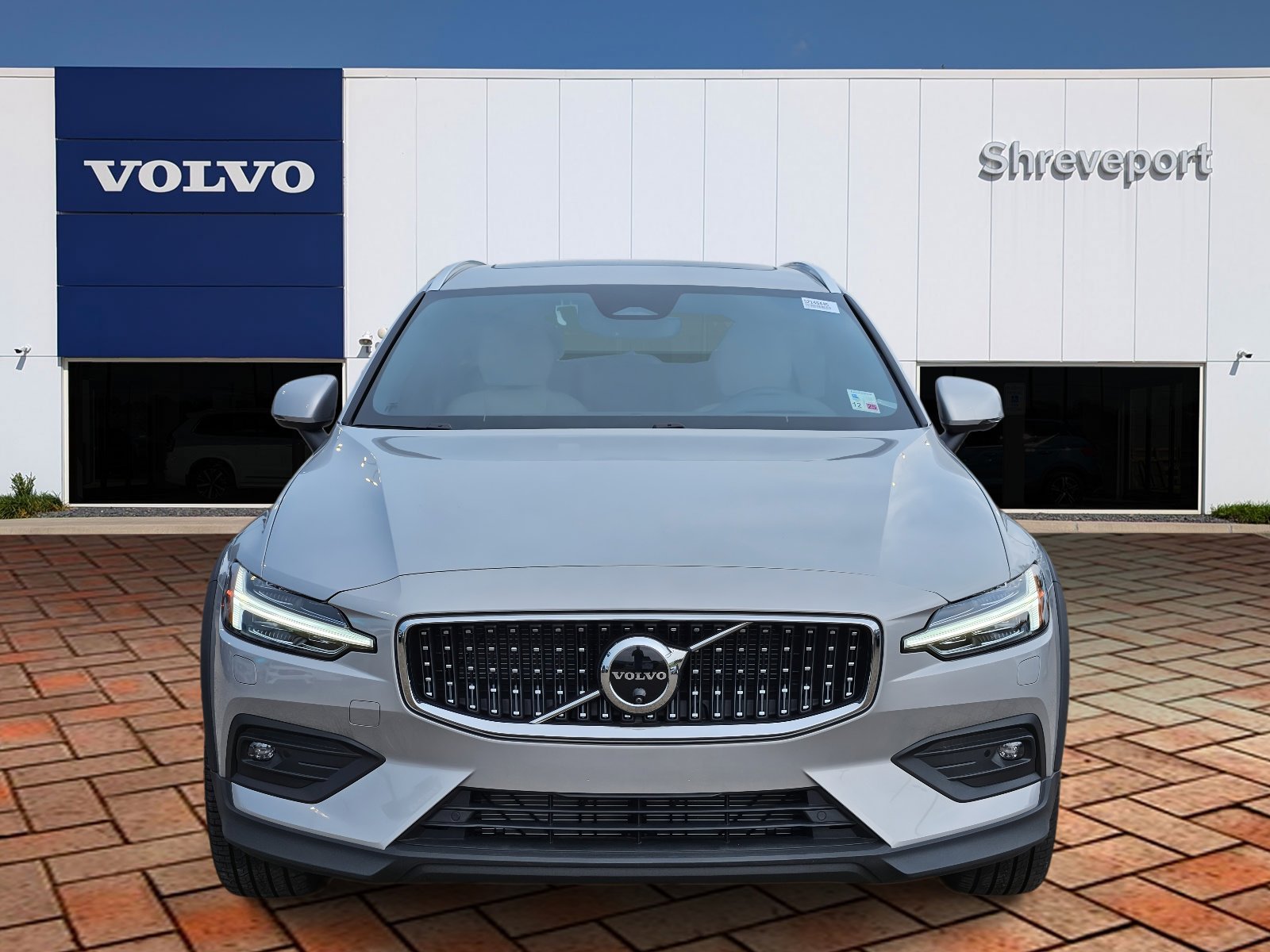 2025 Volvo V60 Cross Country B5 AWD photo 2