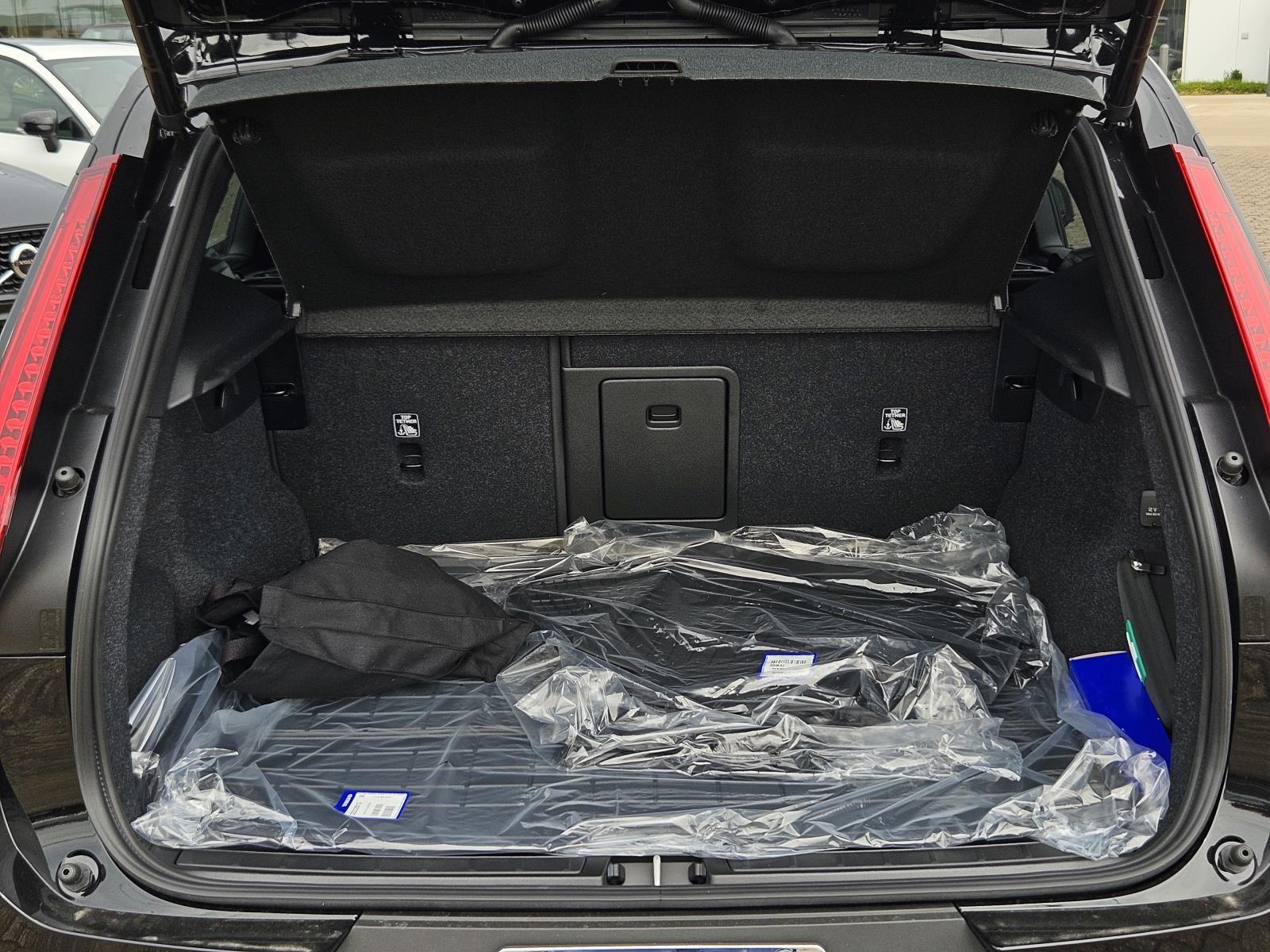 2026 Volvo XC40 Ultra Black Edition - Photo 8