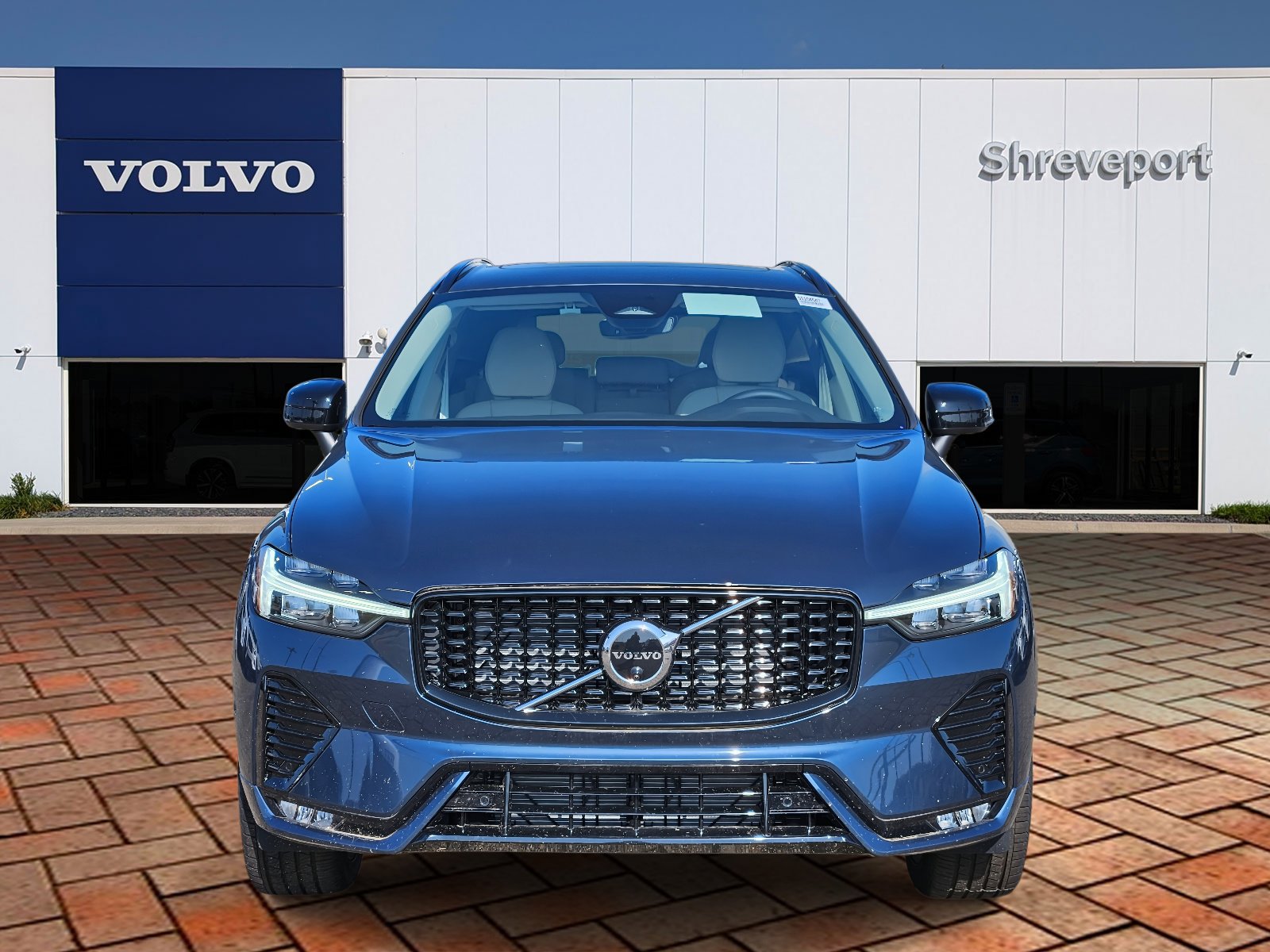 2025 Volvo XC60 B5 Plus photo 2