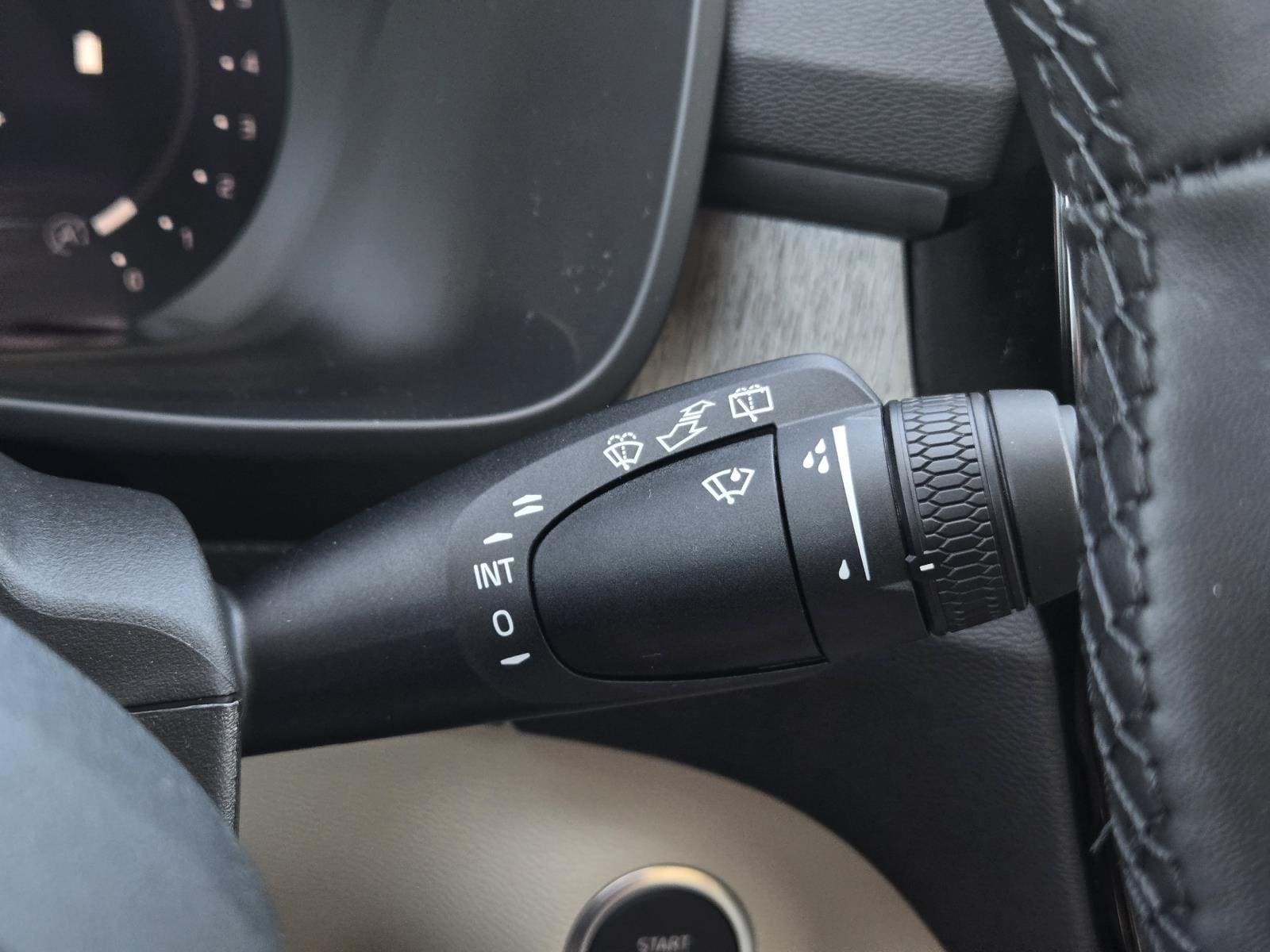 2026 Volvo XC40 Plus - Photo 32