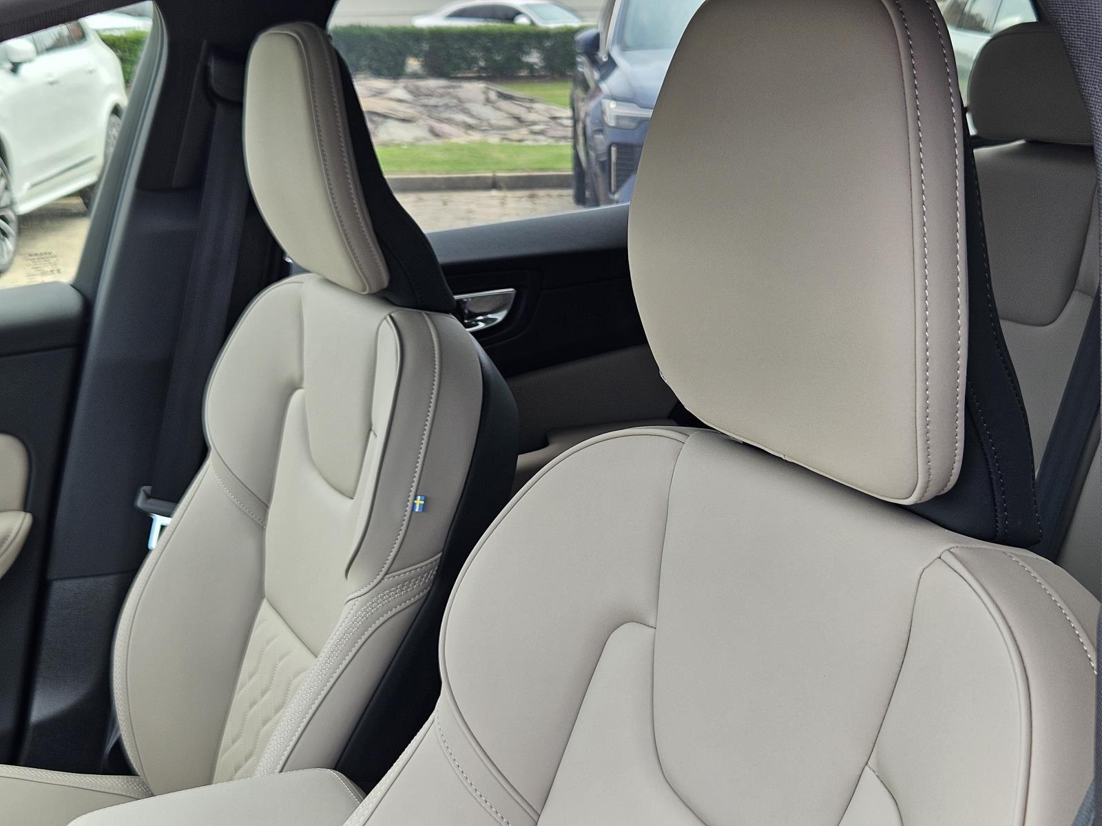 2026 Volvo XC60 Plus - Photo 23