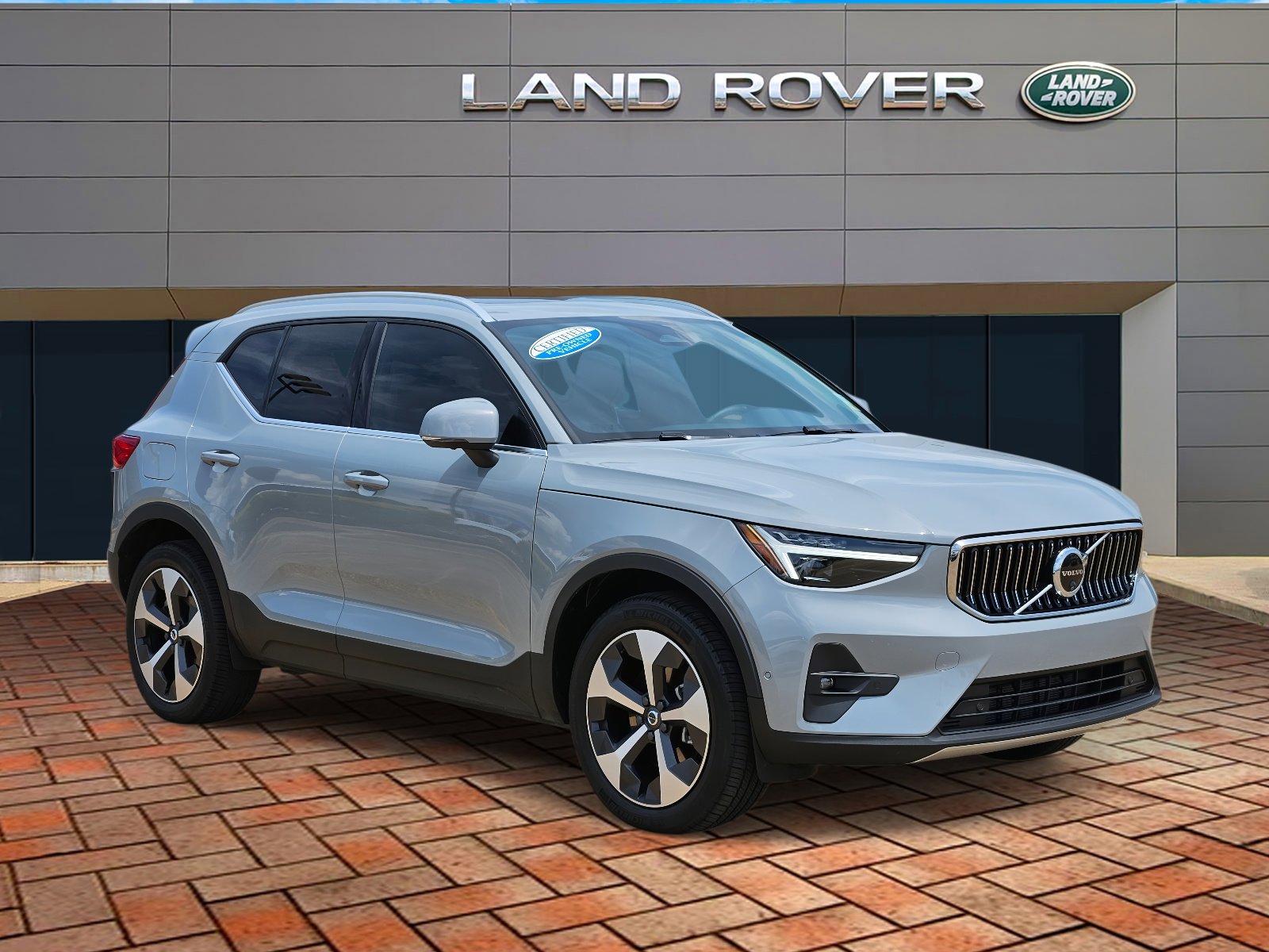 2025 Volvo XC40 Plus photo 2