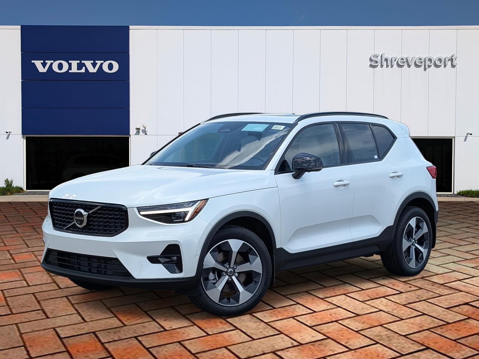 2026 Volvo XC40 B5 Plus Dark AWD's photo