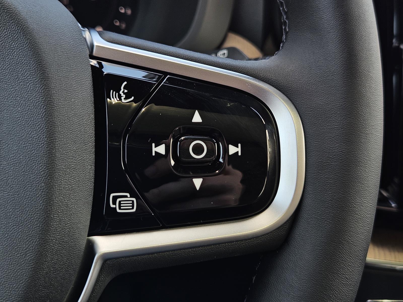 2026 Volvo XC60 Plus - Photo 17
