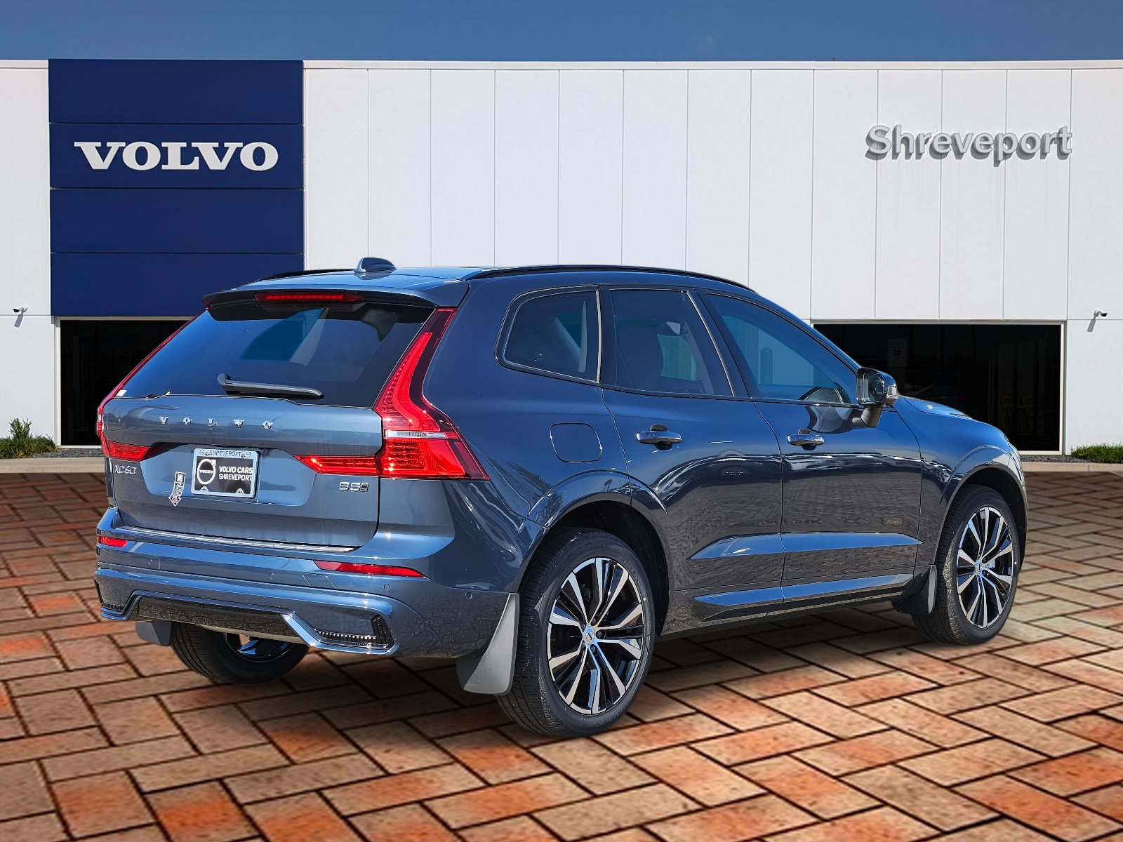 2025 Volvo XC60 B5 Plus photo 4
