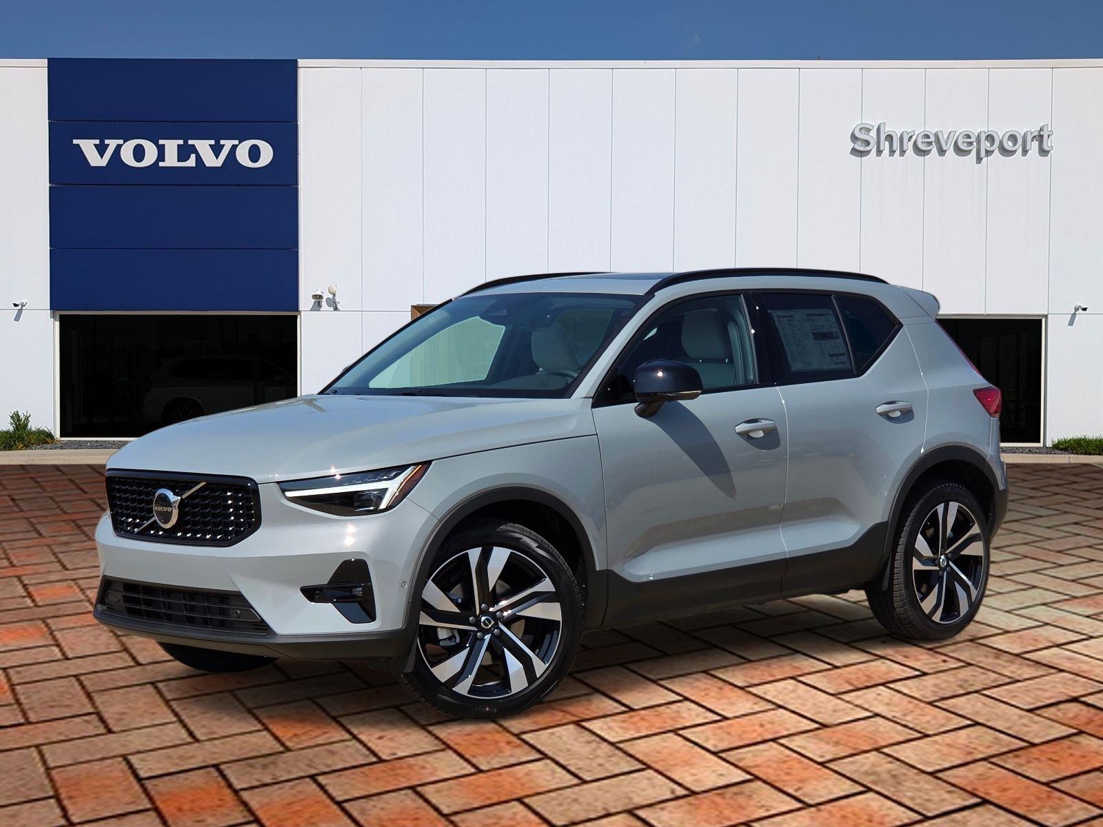 2026 Volvo XC40 B5 Plus Dark AWD's photo