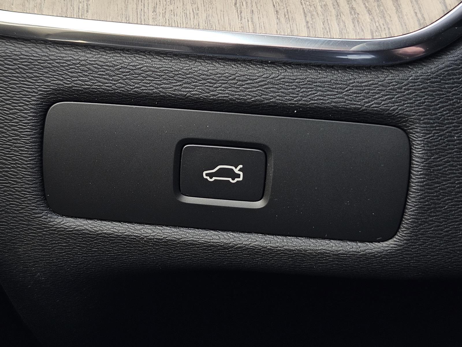 2026 Volvo XC60 Plus - Photo 23