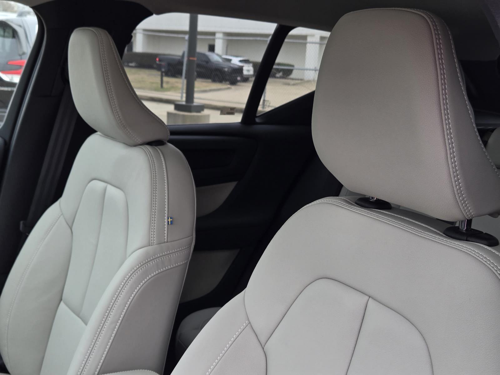 2026 Volvo XC40 Plus - Photo 22