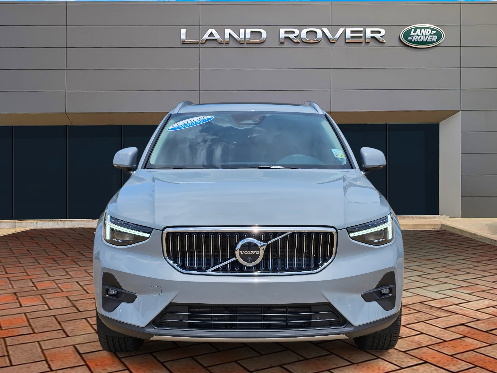 2025 Volvo XC40 Plus photo 2