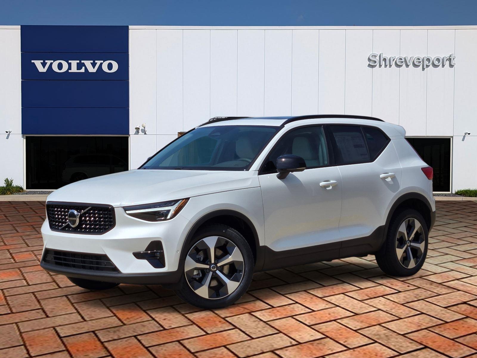 2026 Volvo XC40 B5 Plus Dark AWD's photo