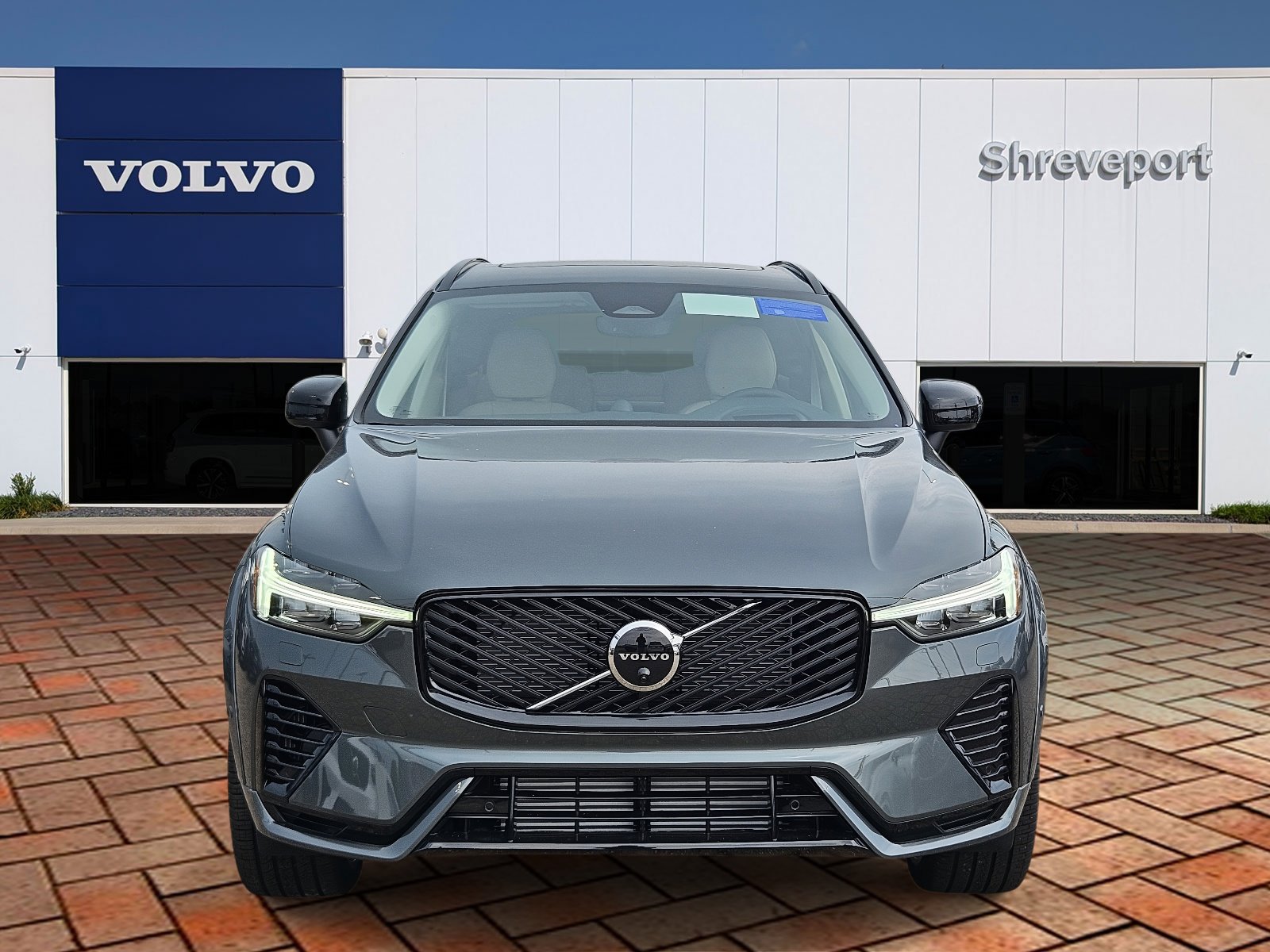 2026 Volvo XC60 Hybrid T8 photo 2