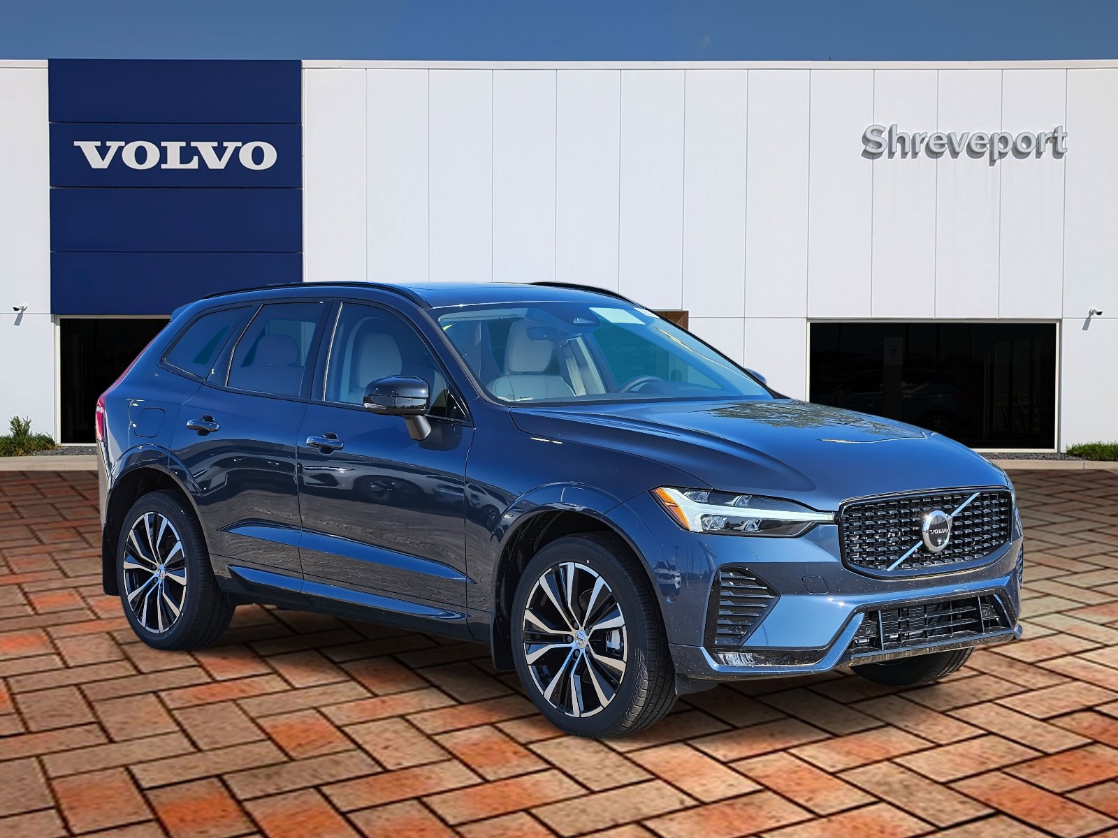2025 Volvo XC60 B5 Plus photo 3