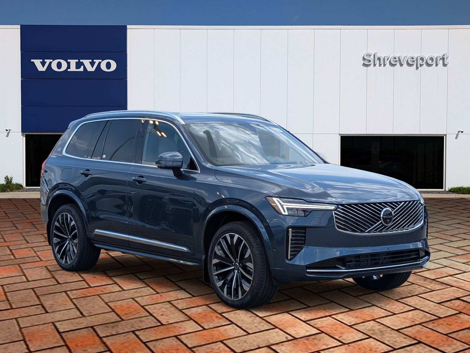 2026 Volvo XC90 B5 AWD Plus photo 3