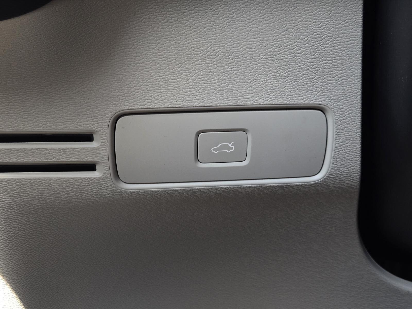 2026 Volvo XC40 Plus - Photo 35