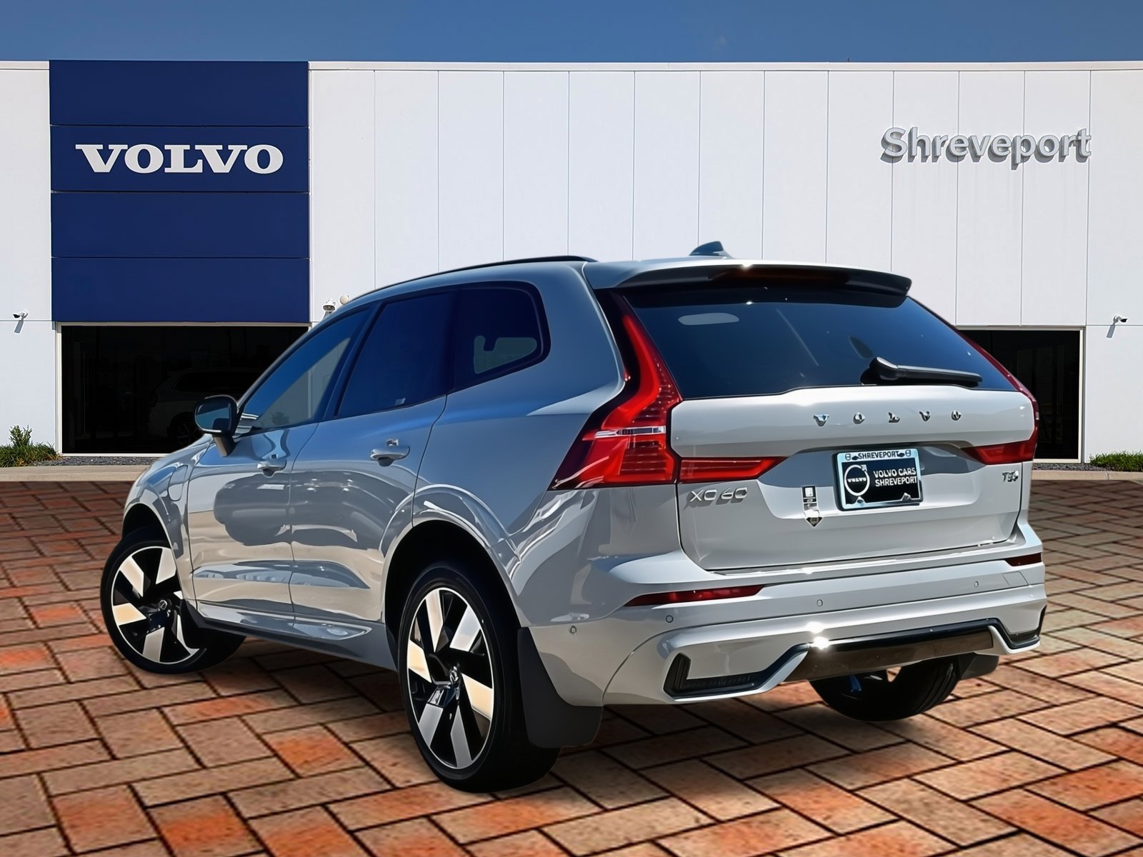 2025 Volvo XC60 Hybrid T8 Plus photo 2