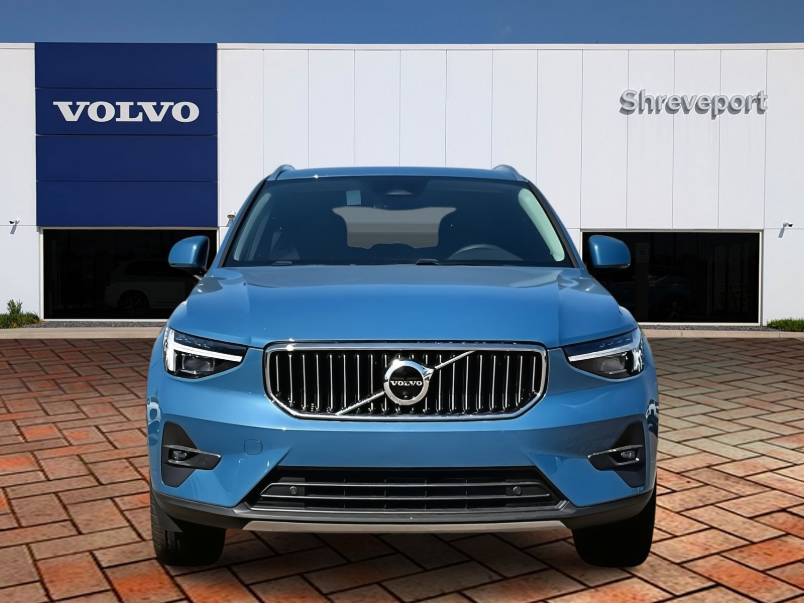 2024 Volvo XC40 Plus AWD photo 2