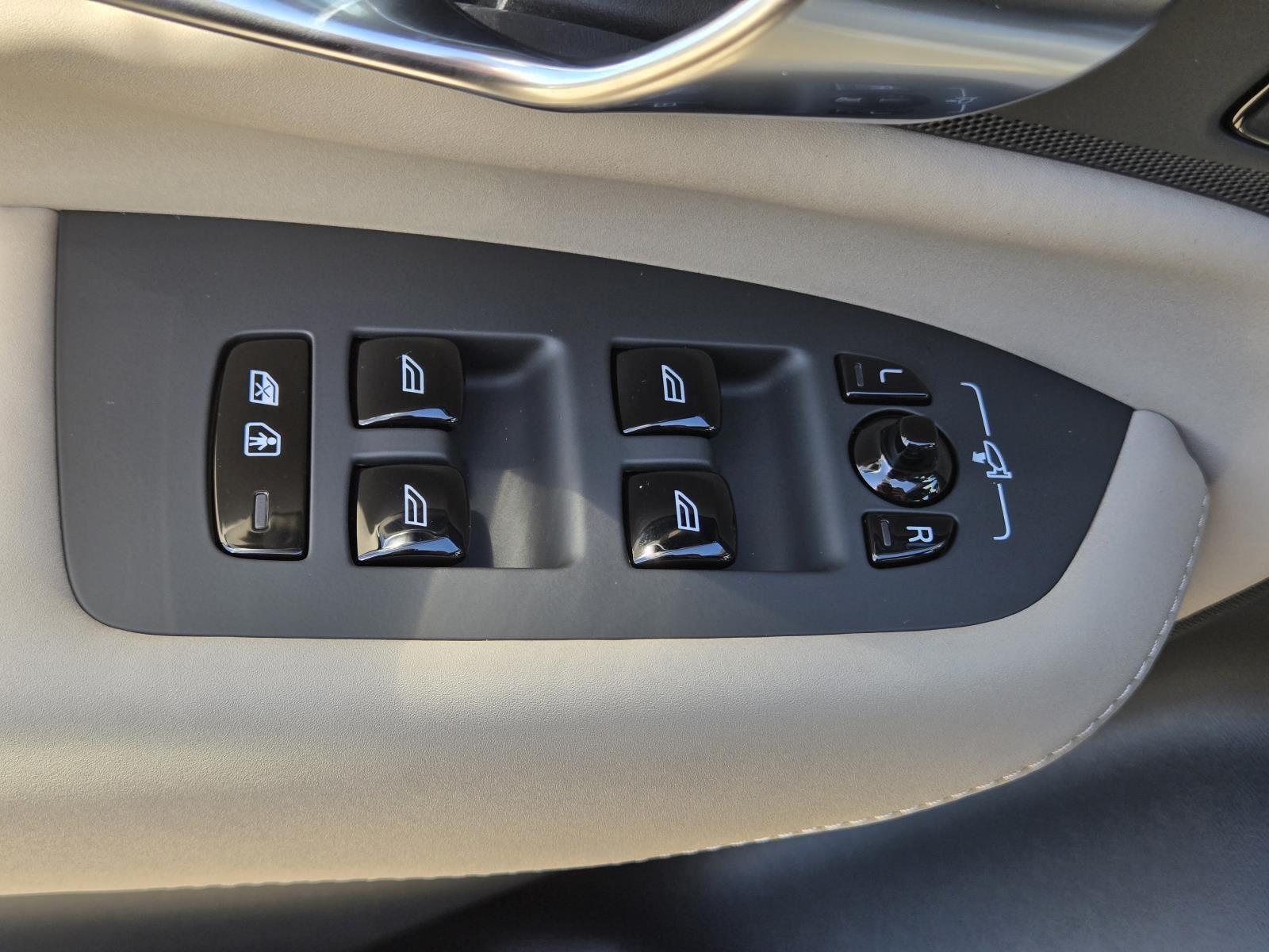 2026 Volvo XC90 Plus - Photo 23