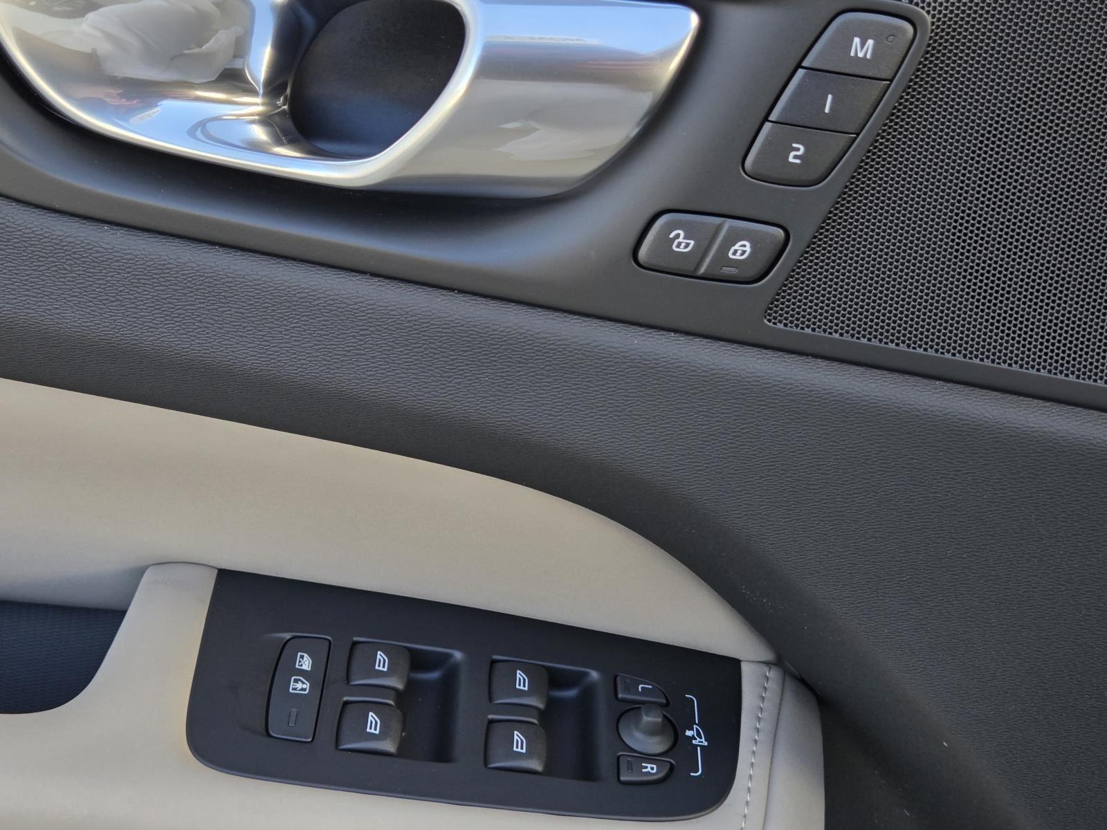 2026 Volvo XC60 Plus - Photo 26