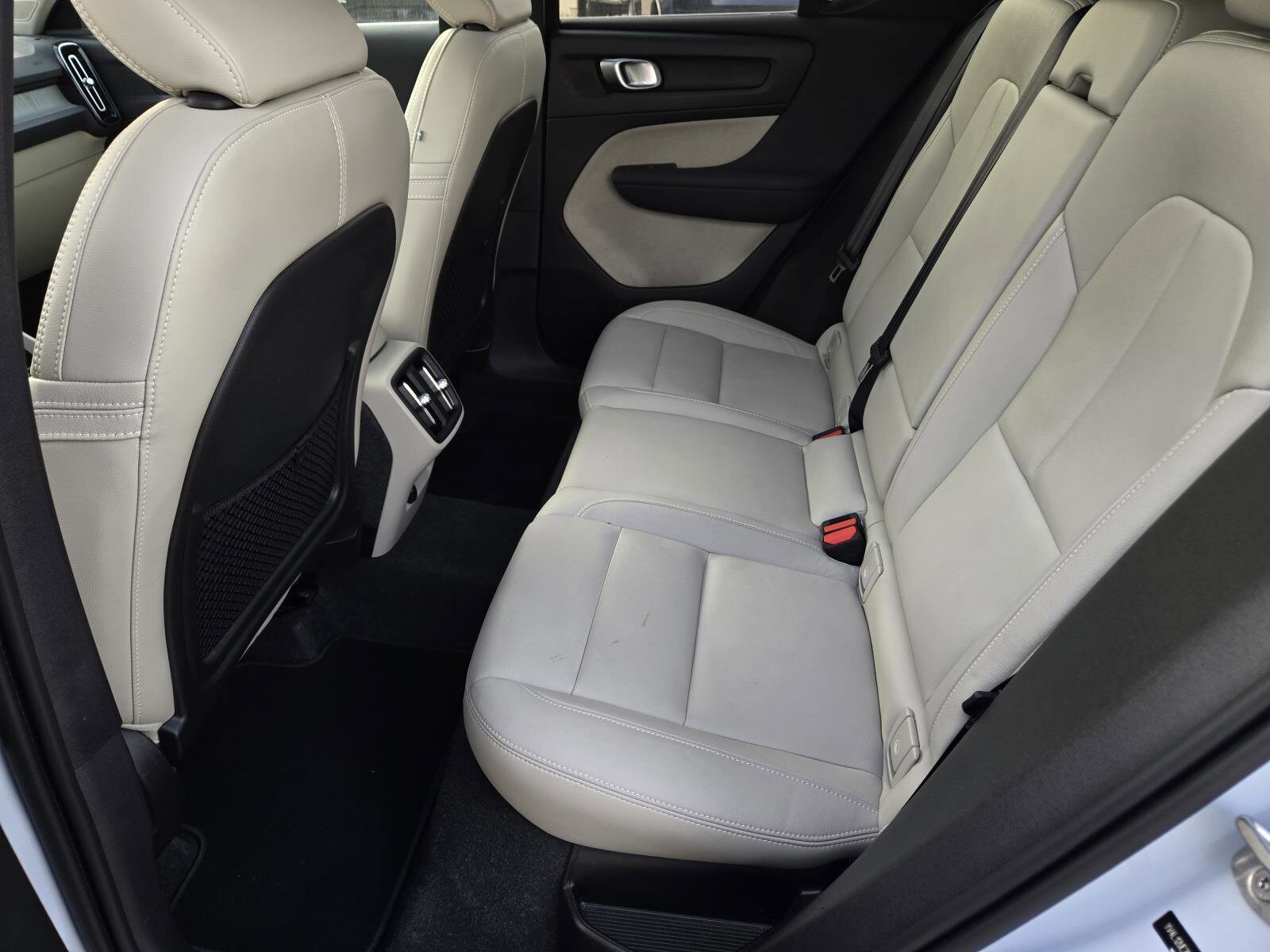 2024 Volvo XC40 Plus photo 3