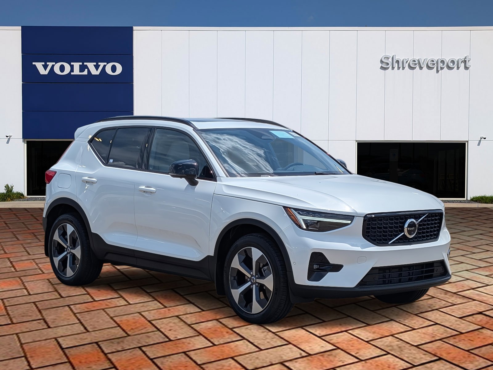 2026 Volvo XC40 AWD Plus photo 3