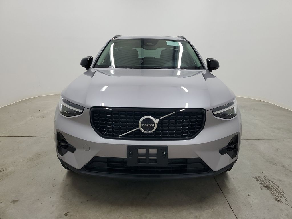 2026 Volvo XC40 Plus photo 2