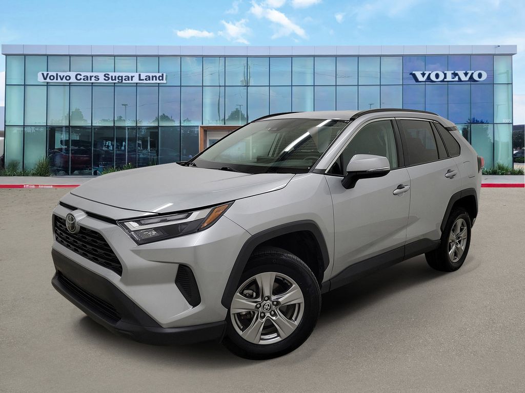 2024 Toyota RAV4 XLE's photo