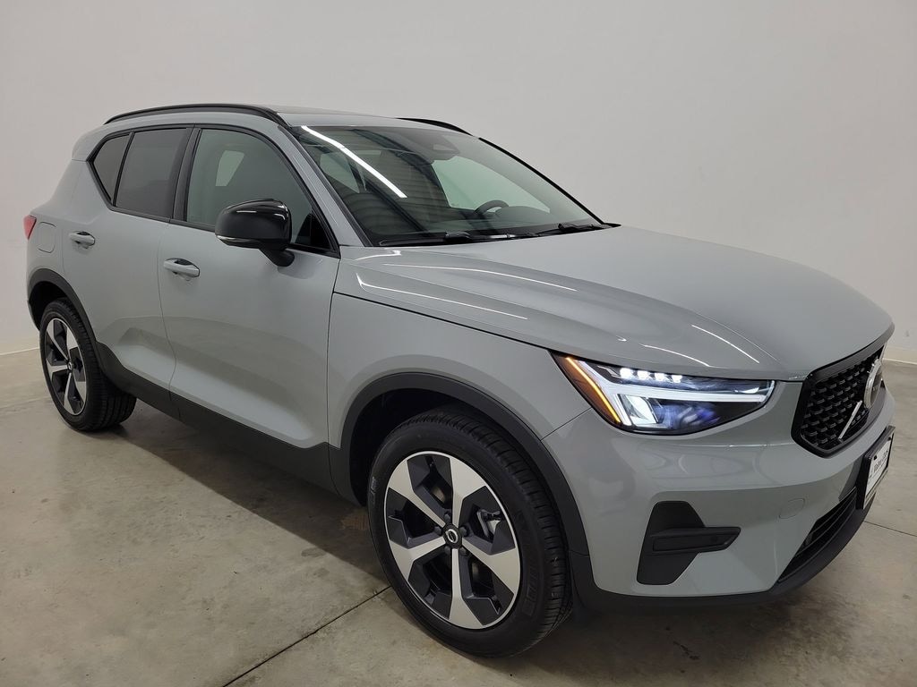 New 2026 Volvo XC40 B4 Core SUV